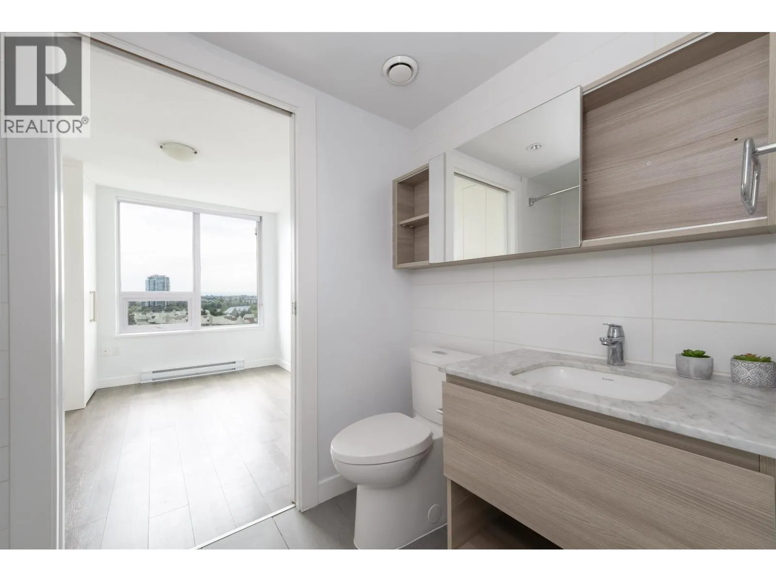 912 988 QUAYSIDE DRIVE