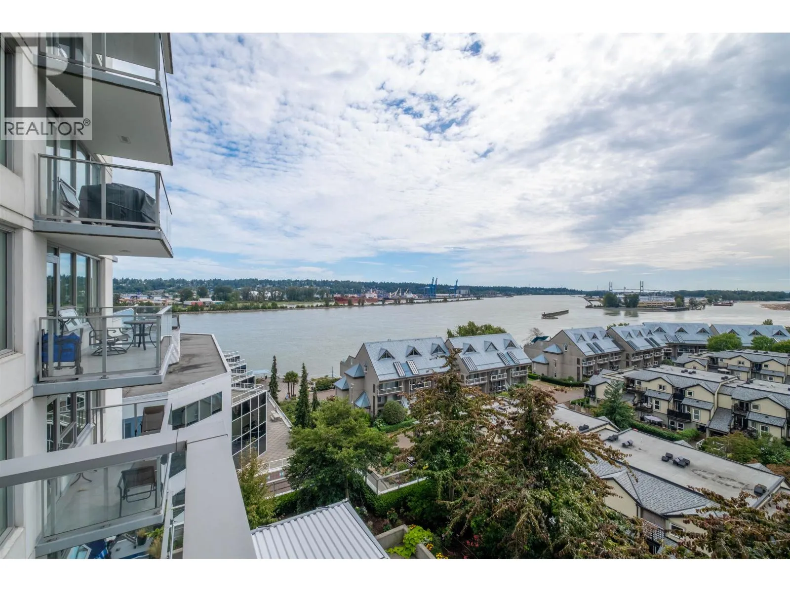 912 988 QUAYSIDE DRIVE