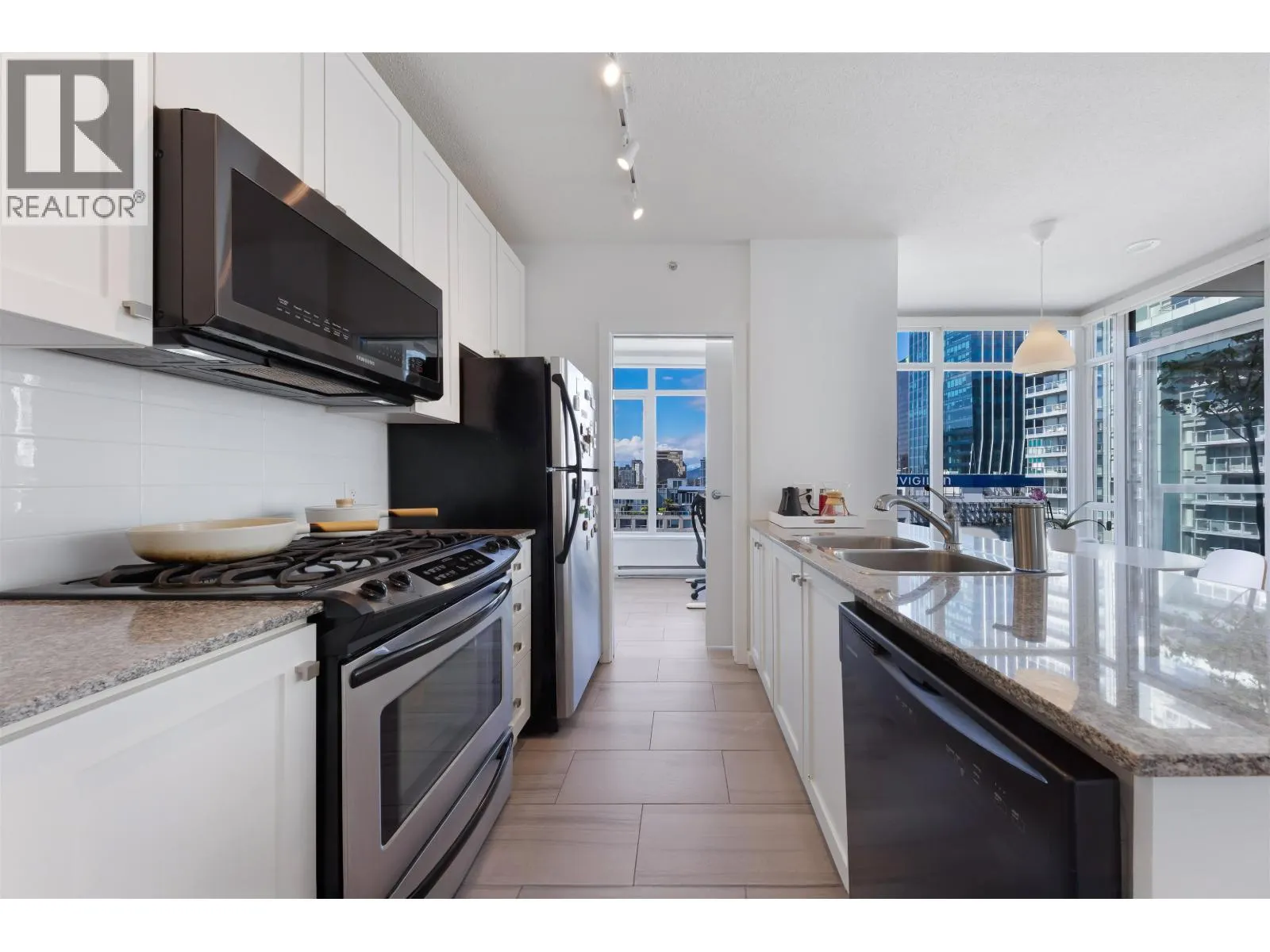 1502 480 ROBSON STREET