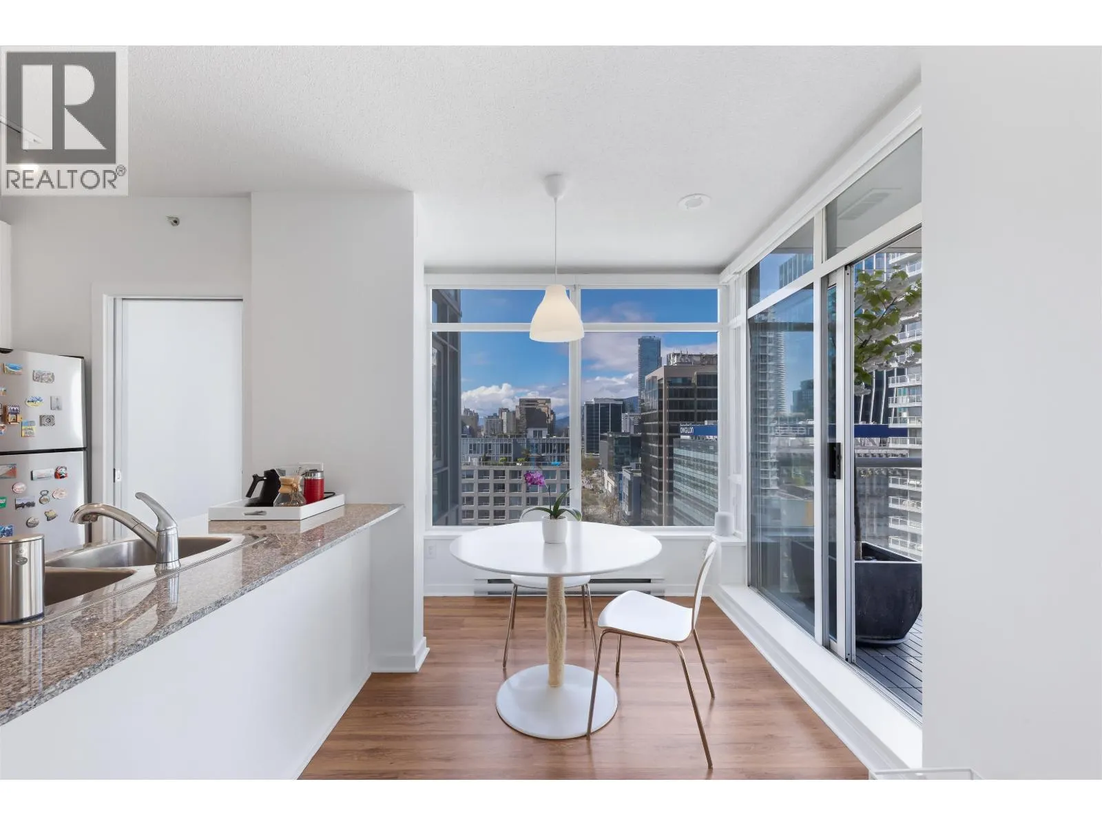 1502 480 ROBSON STREET
