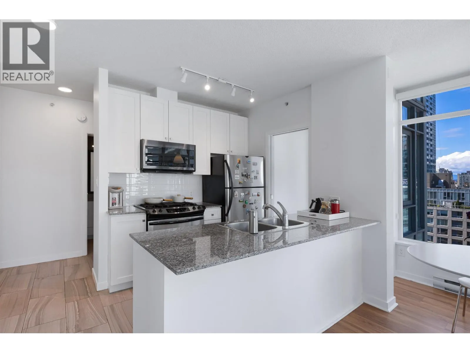 1502 480 ROBSON STREET