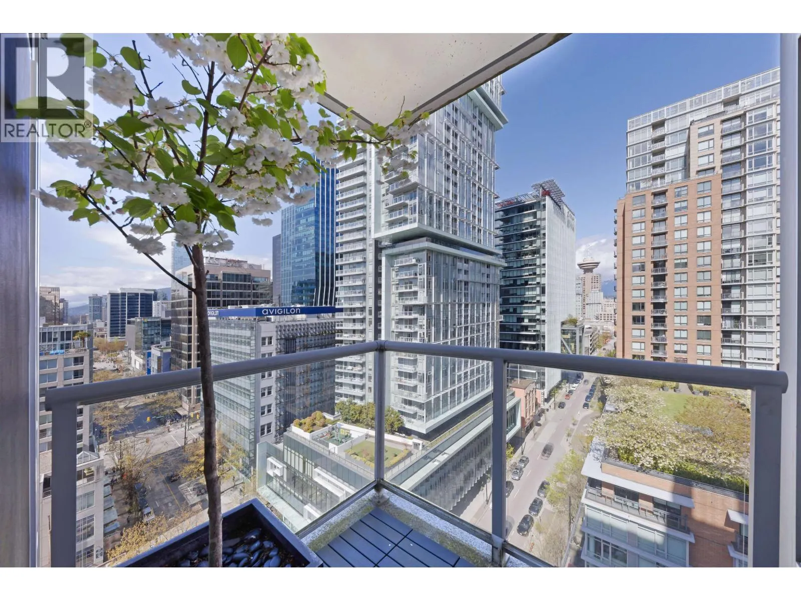 1502 480 ROBSON STREET