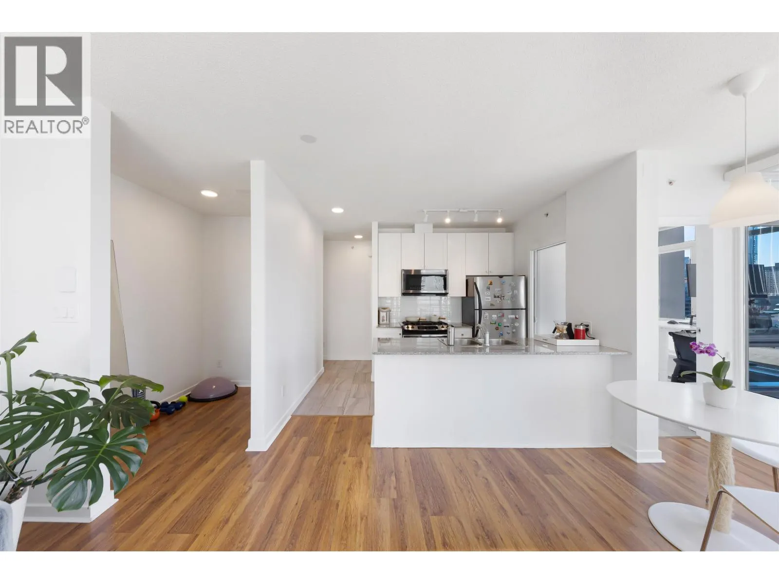 1502 480 ROBSON STREET