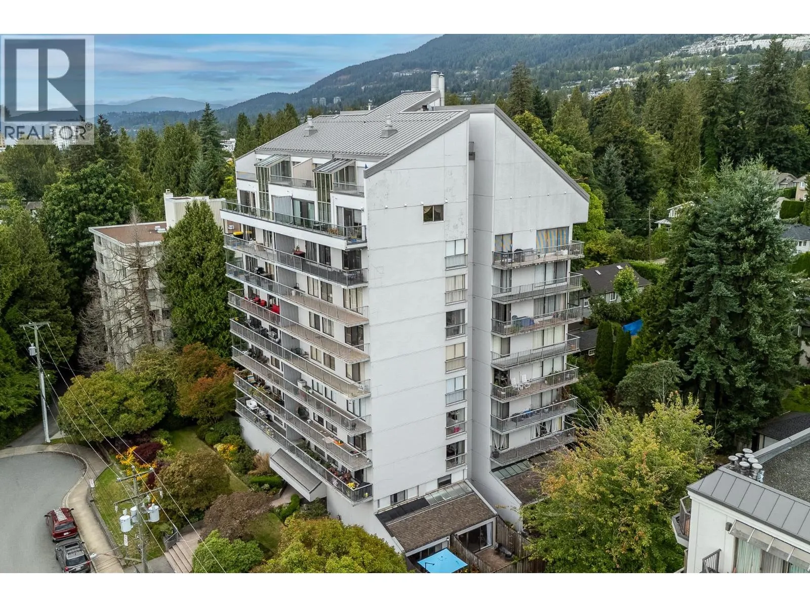 803 1745 ESQUIMALT AVENUE