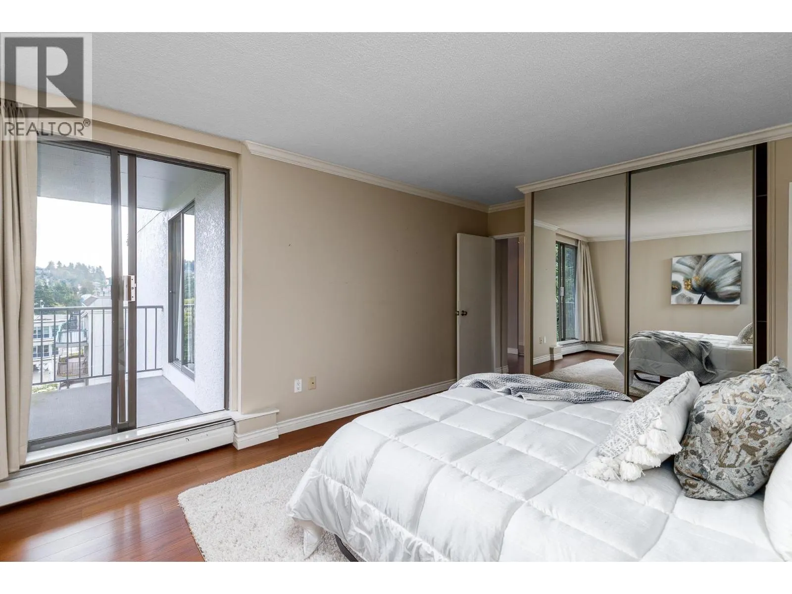 803 1745 ESQUIMALT AVENUE