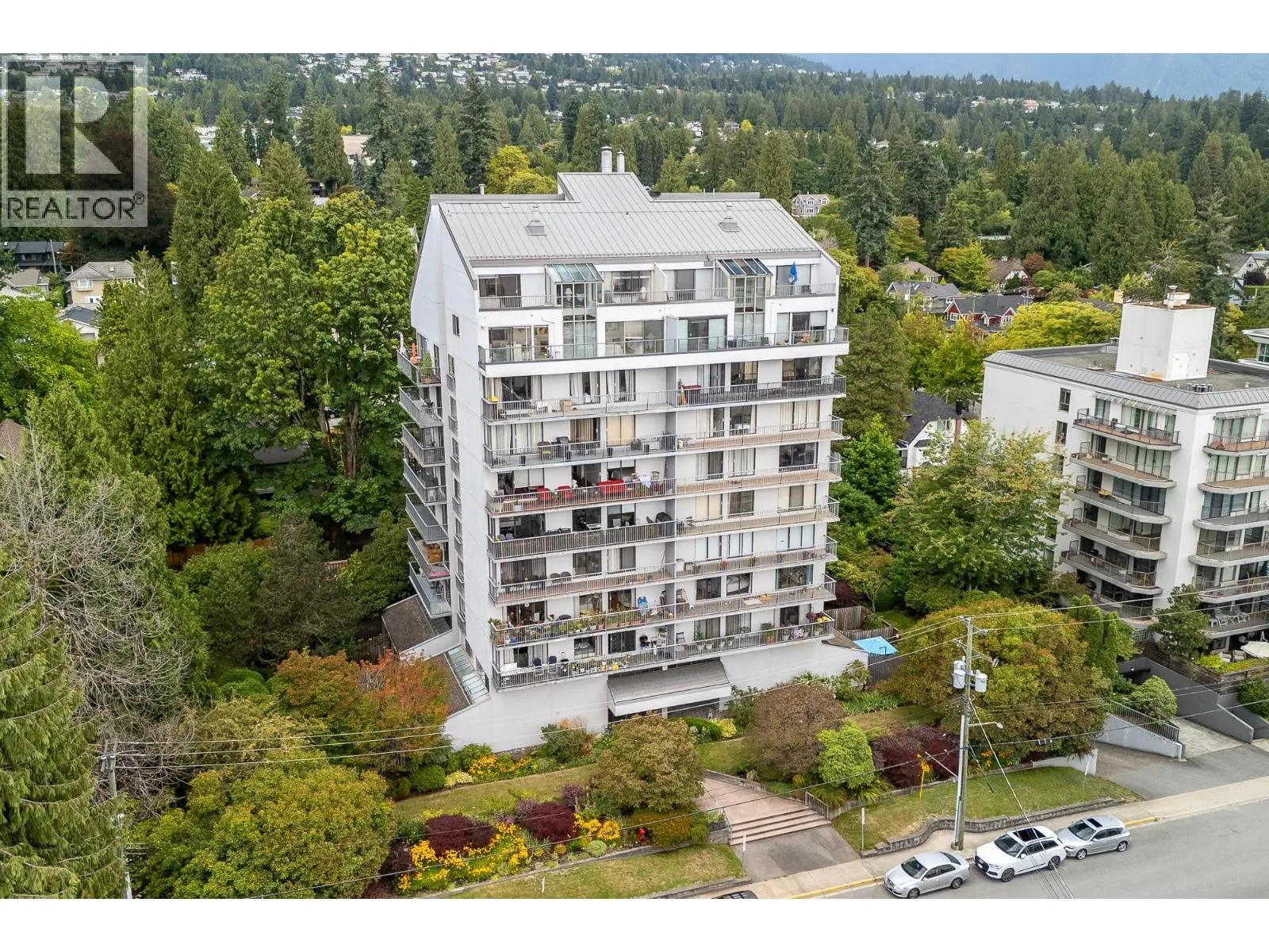 803 1745 ESQUIMALT AVENUE