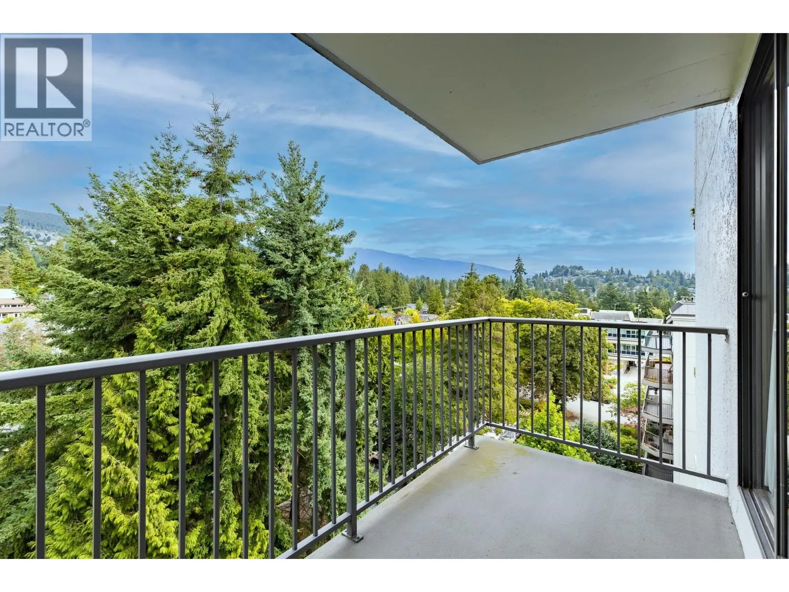803 1745 ESQUIMALT AVENUE