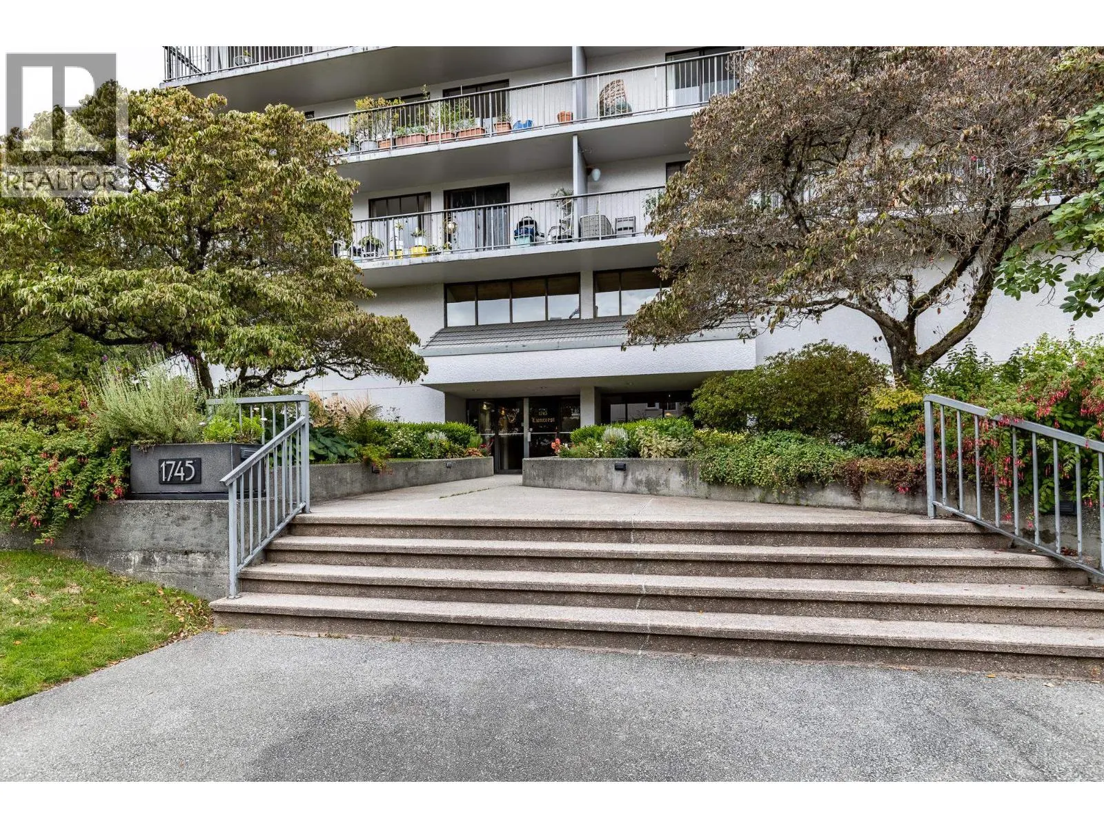 803 1745 ESQUIMALT AVENUE