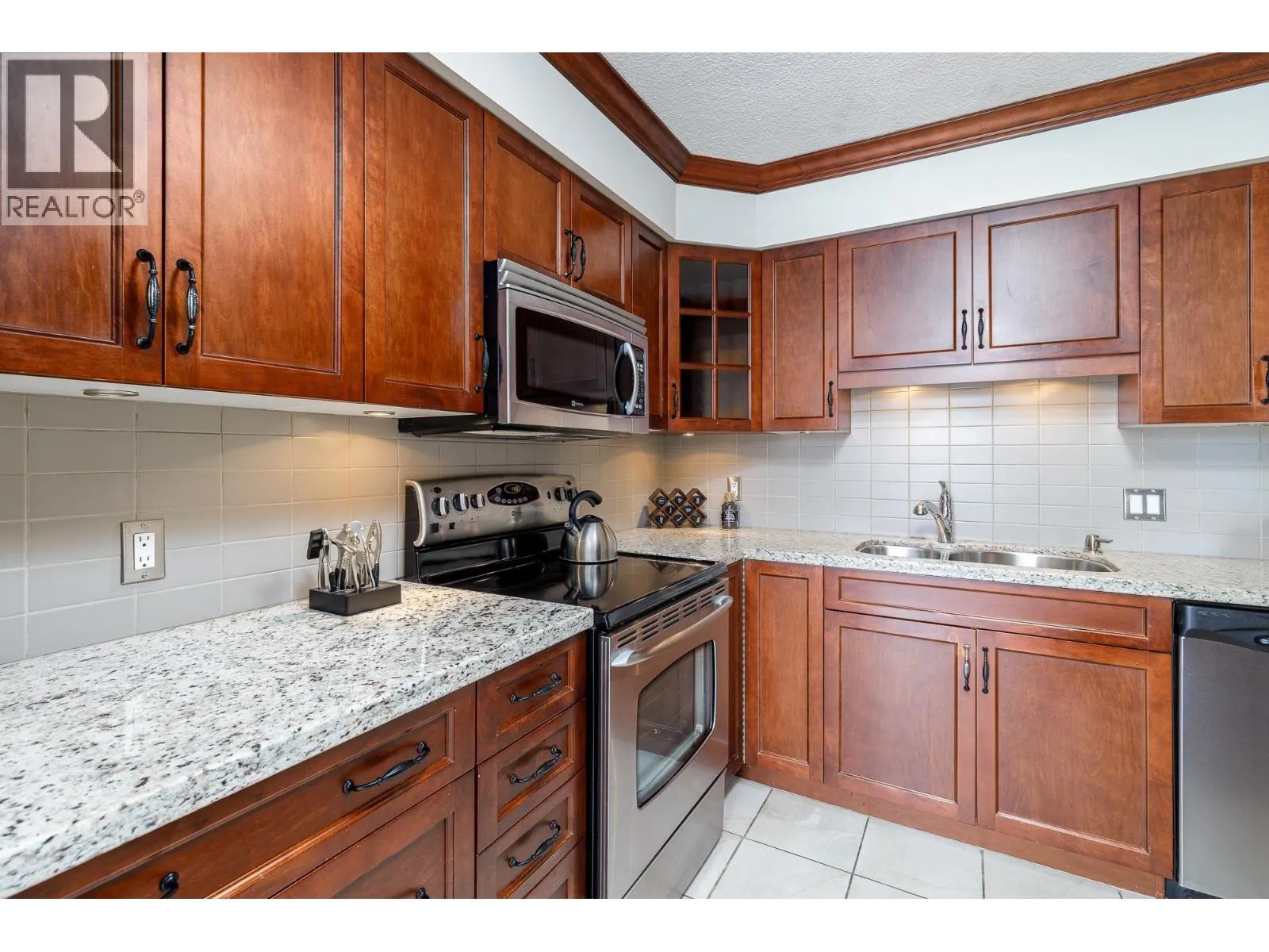 803 1745 ESQUIMALT AVENUE