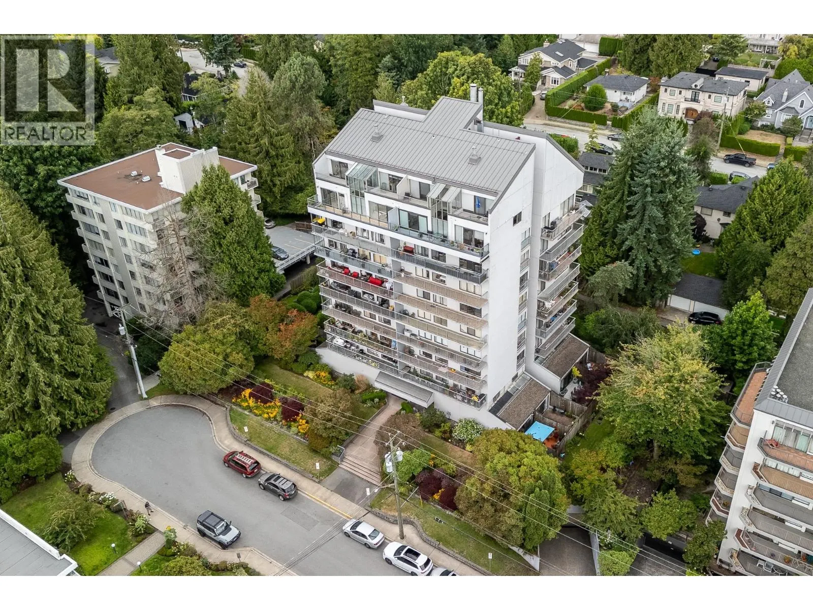 803 1745 ESQUIMALT AVENUE