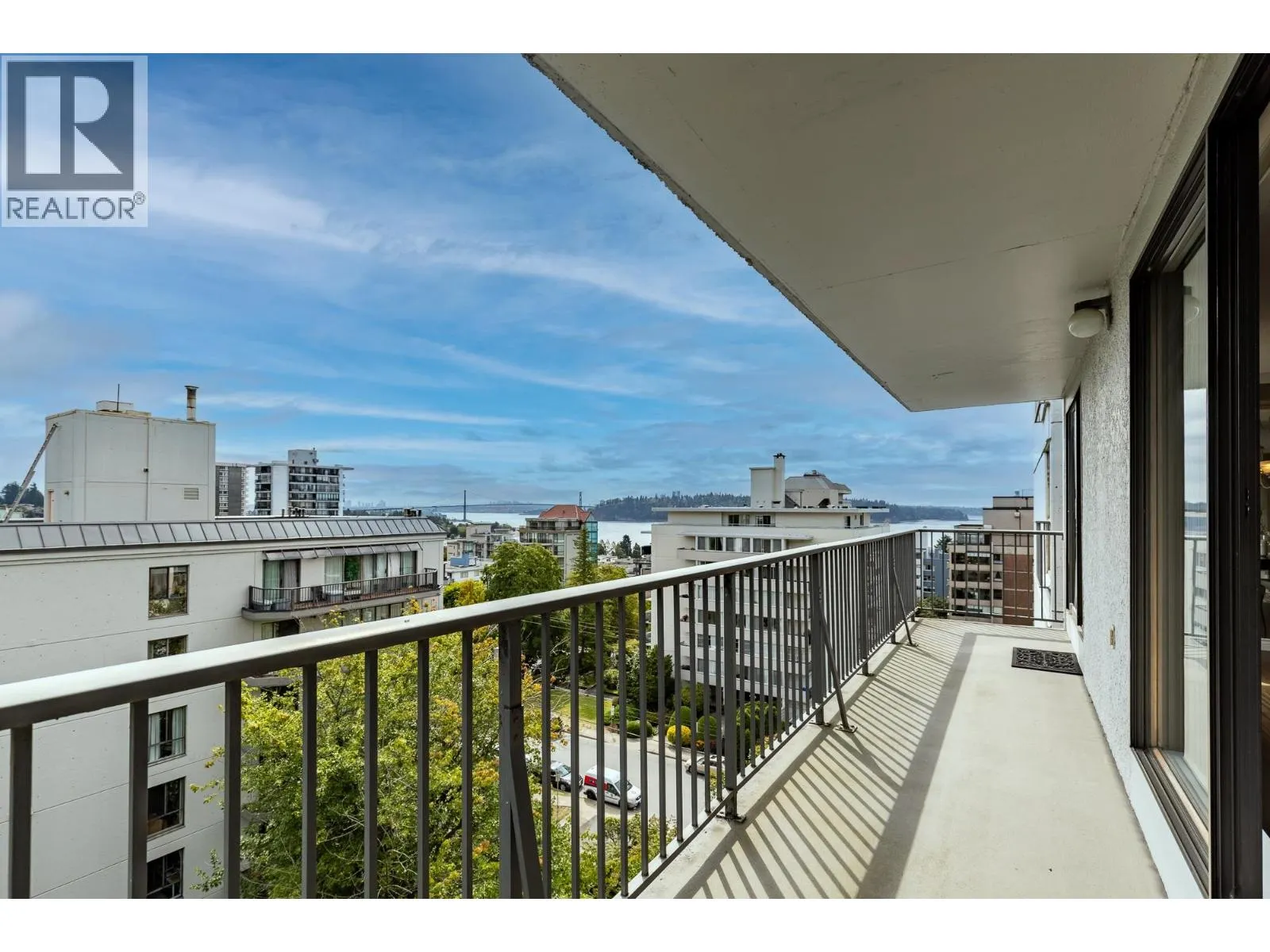 803 1745 ESQUIMALT AVENUE