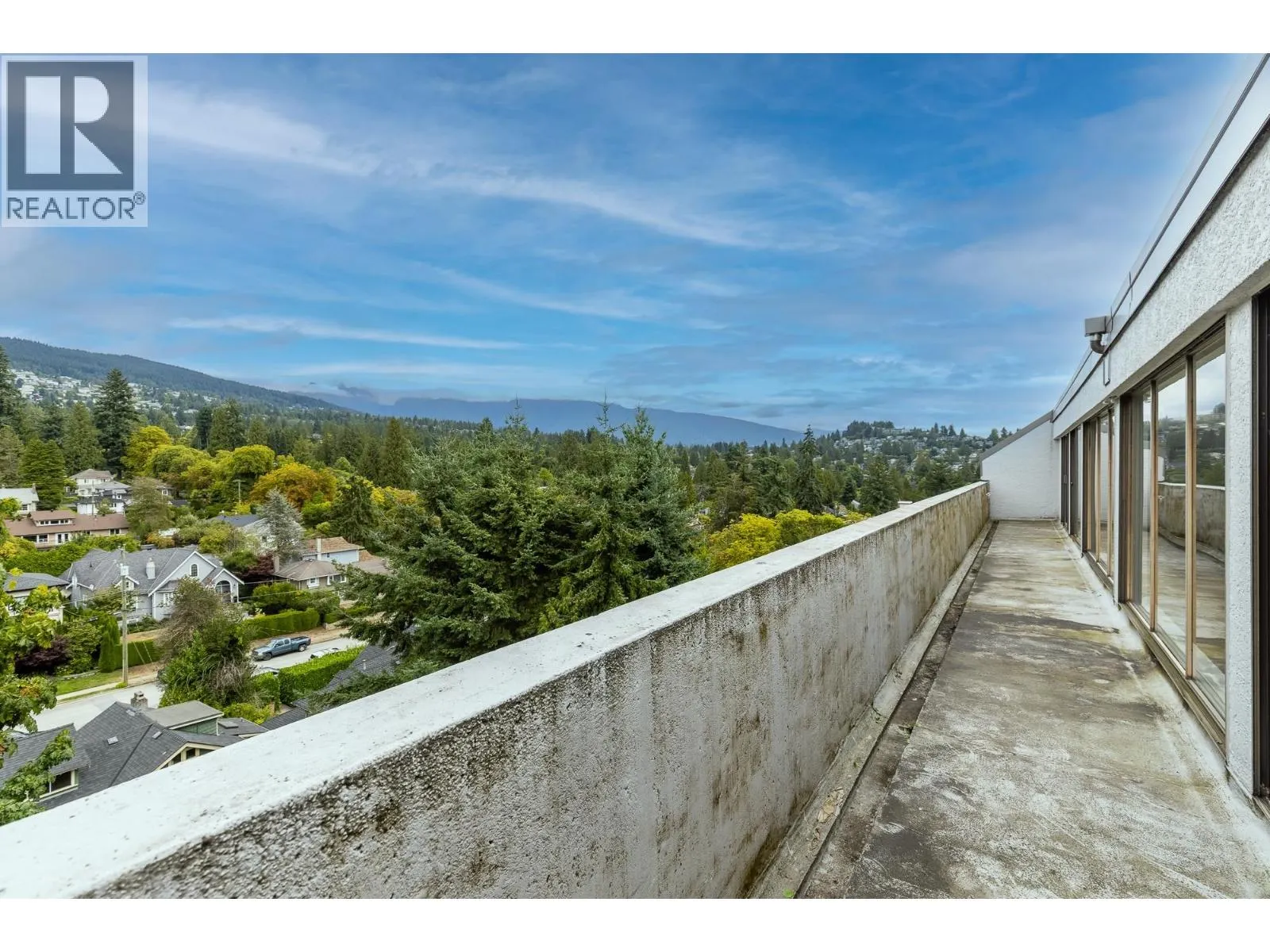803 1745 ESQUIMALT AVENUE