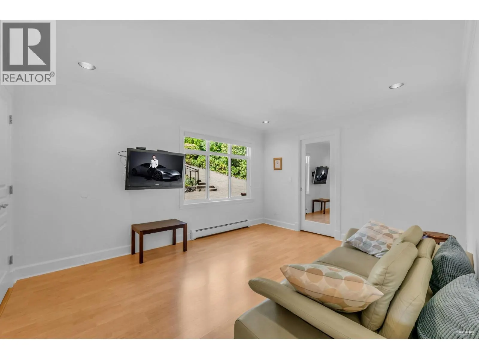 574 ST. ANDREWS PLACE