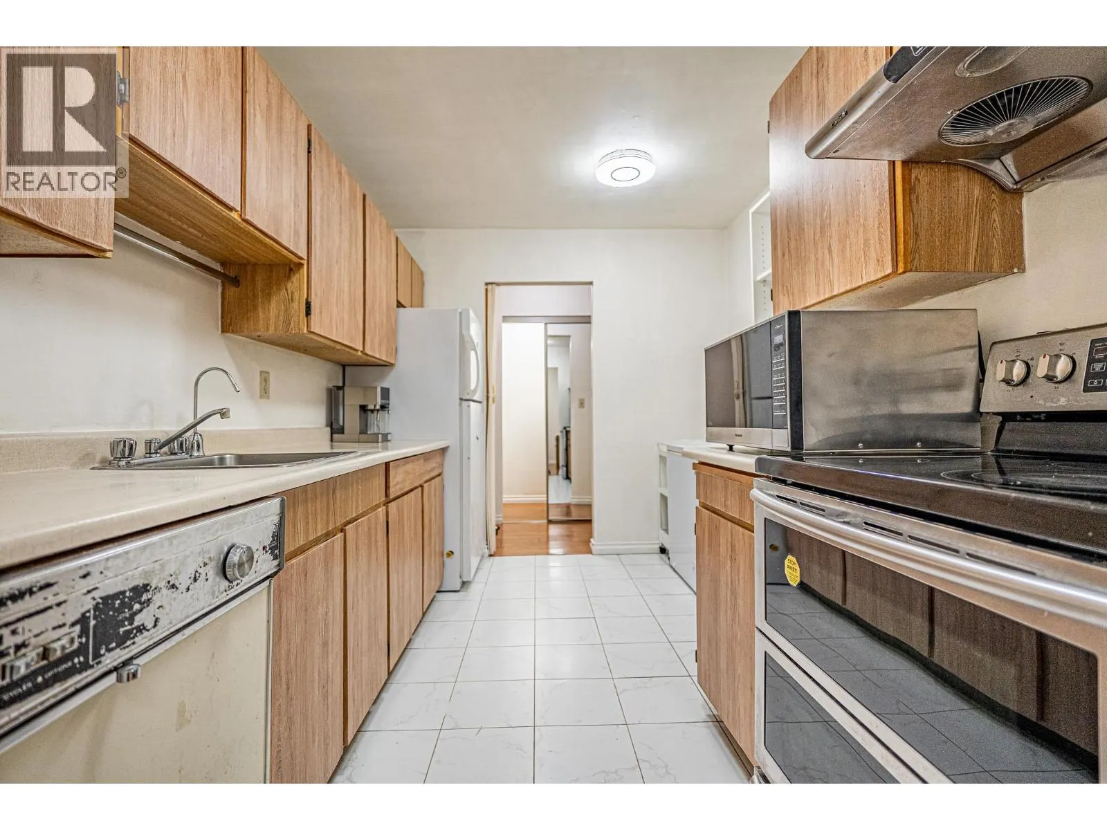 203 5471 ARCADIA ROAD