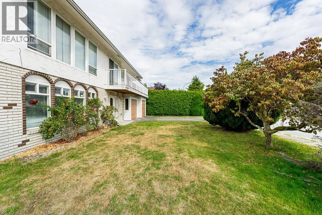 8391 RIDEAU DRIVE