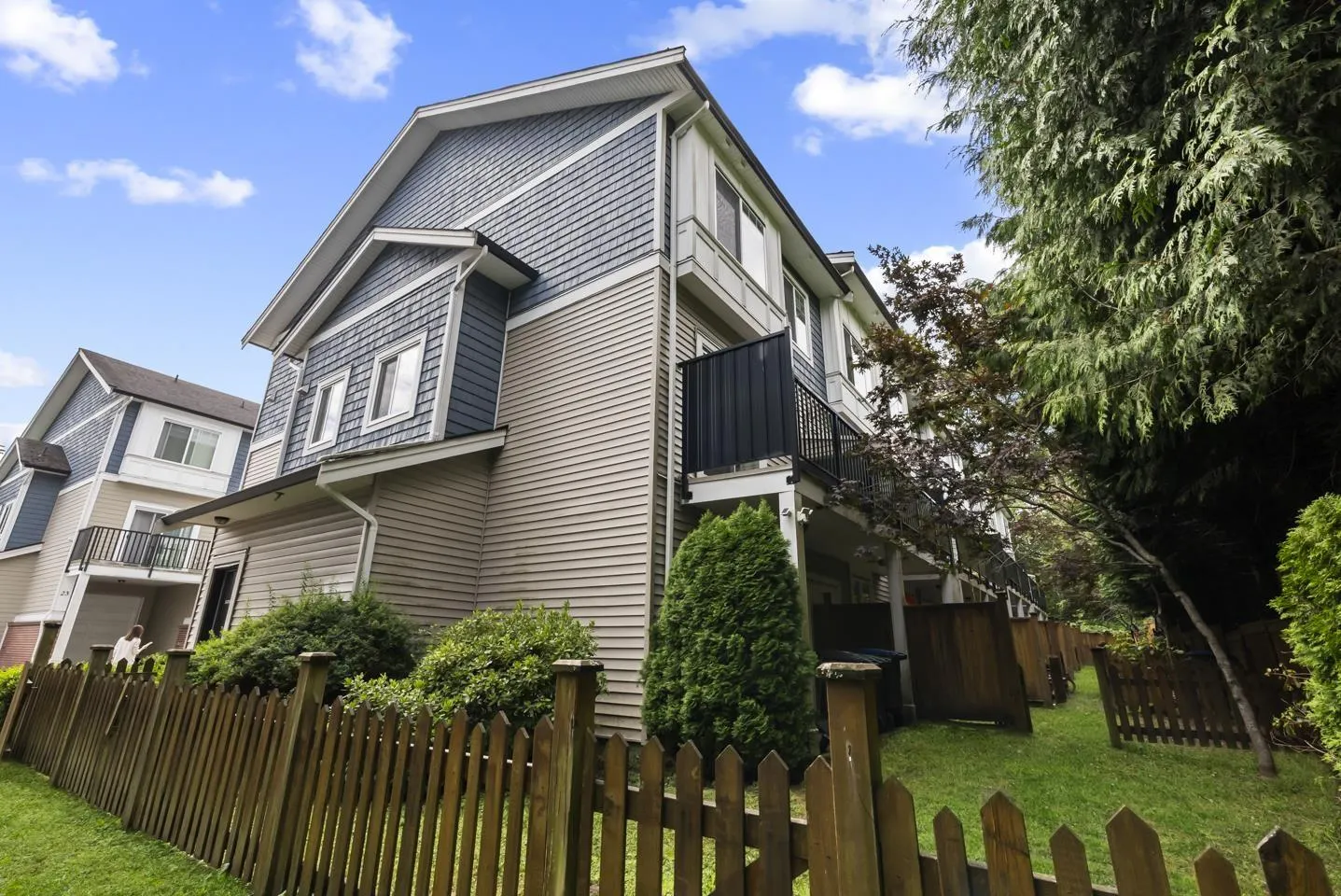 8 8747 162 STREET