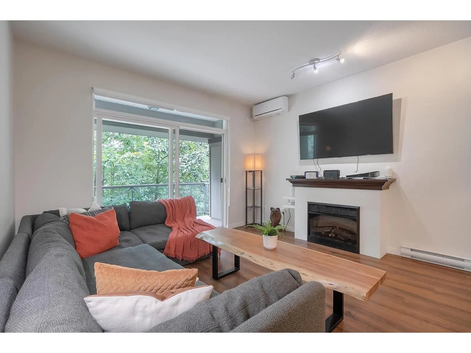 311 33318 E BOURQUIN CRESCENT