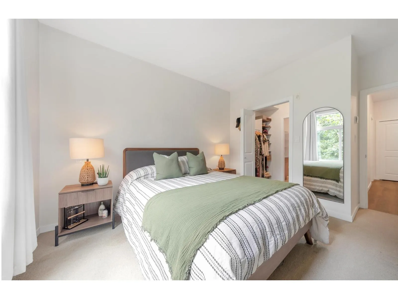 311 33318 E BOURQUIN CRESCENT