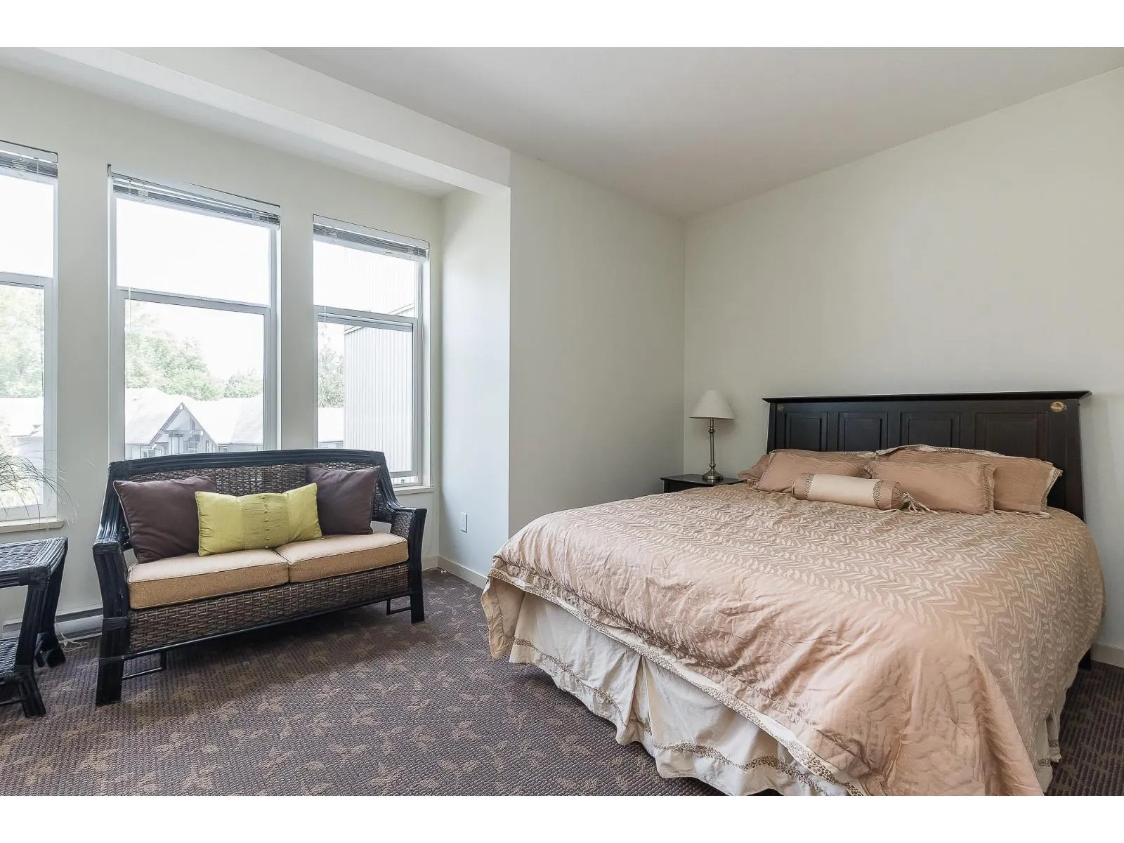 311 33318 E BOURQUIN CRESCENT