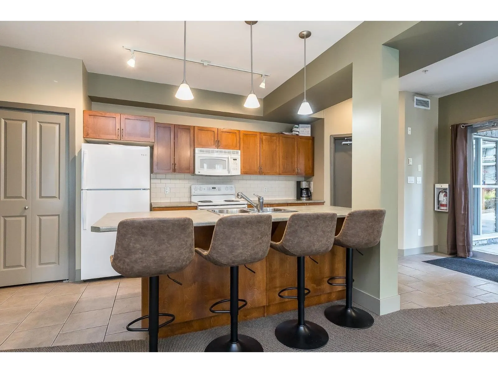 311 33318 E BOURQUIN CRESCENT