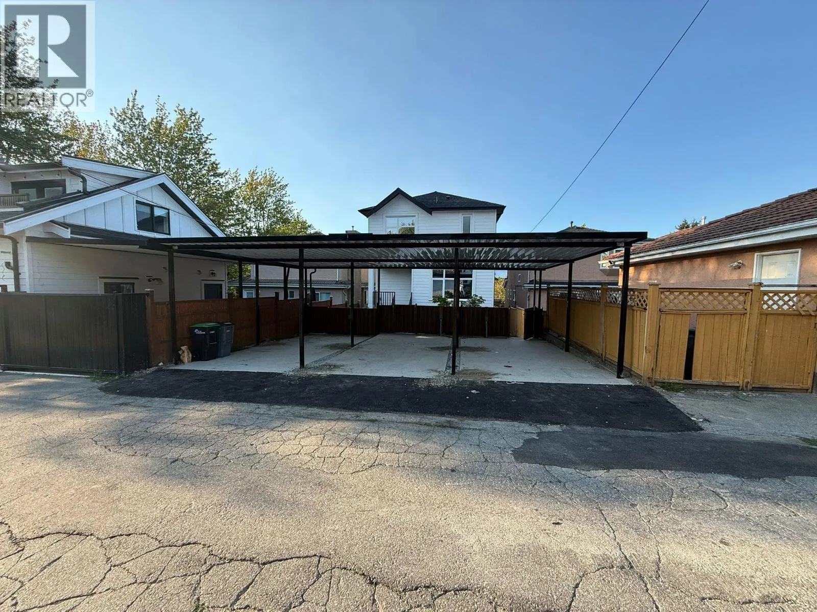 2 2512 E 22 AVENUE