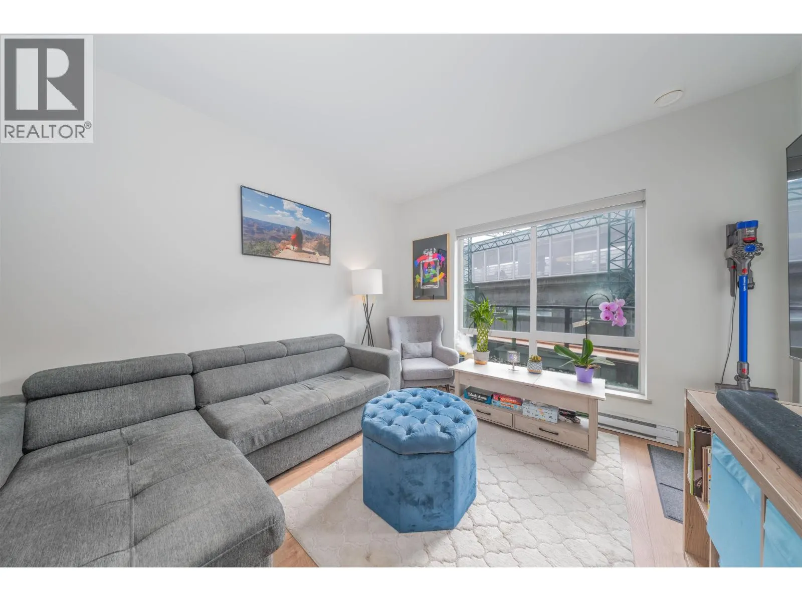 201 6968 ROYAL OAK AVENUE