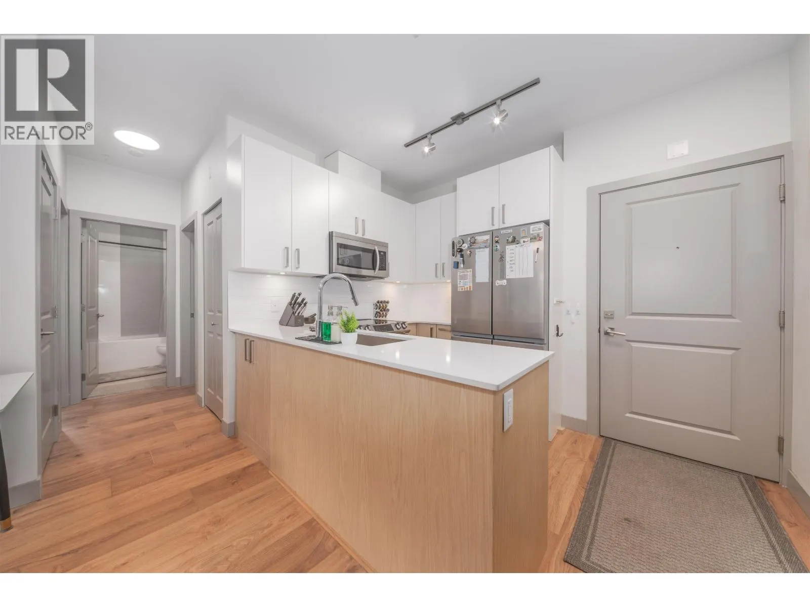 201 6968 ROYAL OAK AVENUE