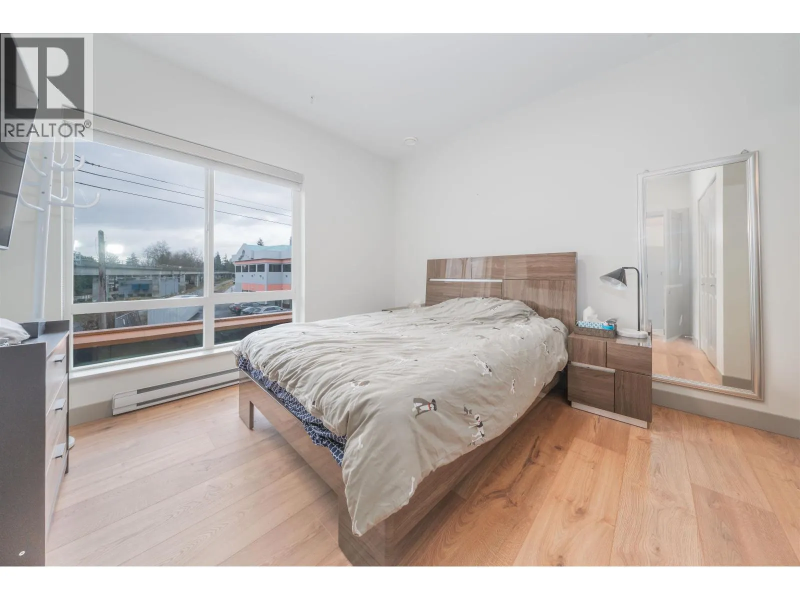 201 6968 ROYAL OAK AVENUE