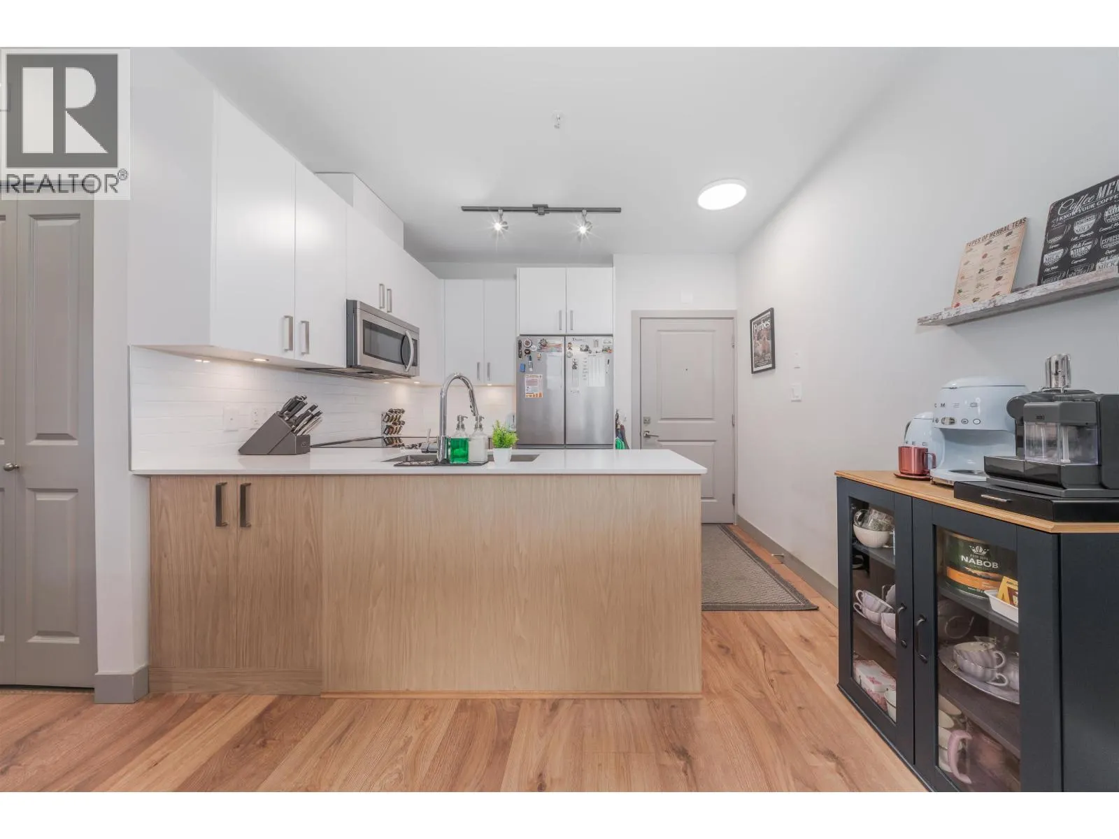 201 6968 ROYAL OAK AVENUE