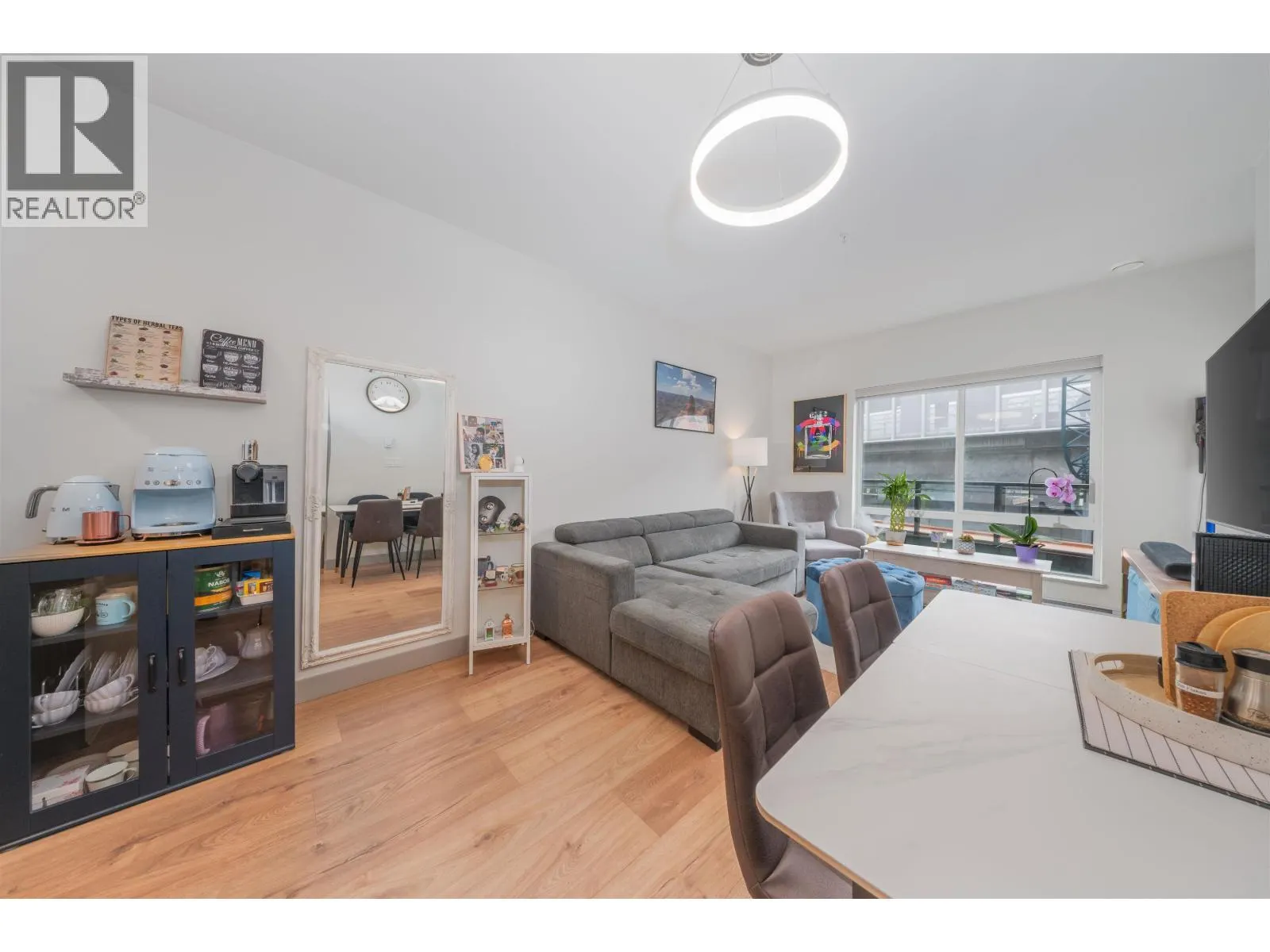 201 6968 ROYAL OAK AVENUE