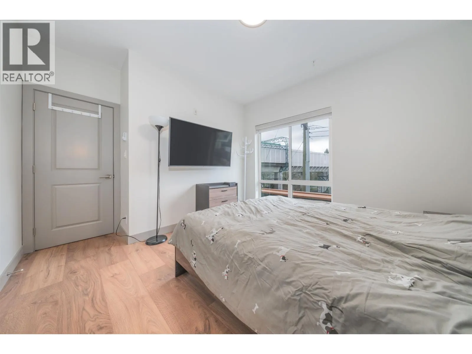 201 6968 ROYAL OAK AVENUE