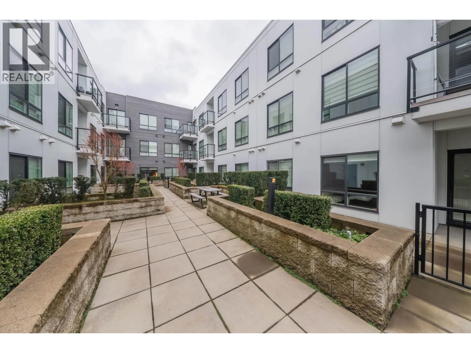 201 6968 ROYAL OAK AVENUE