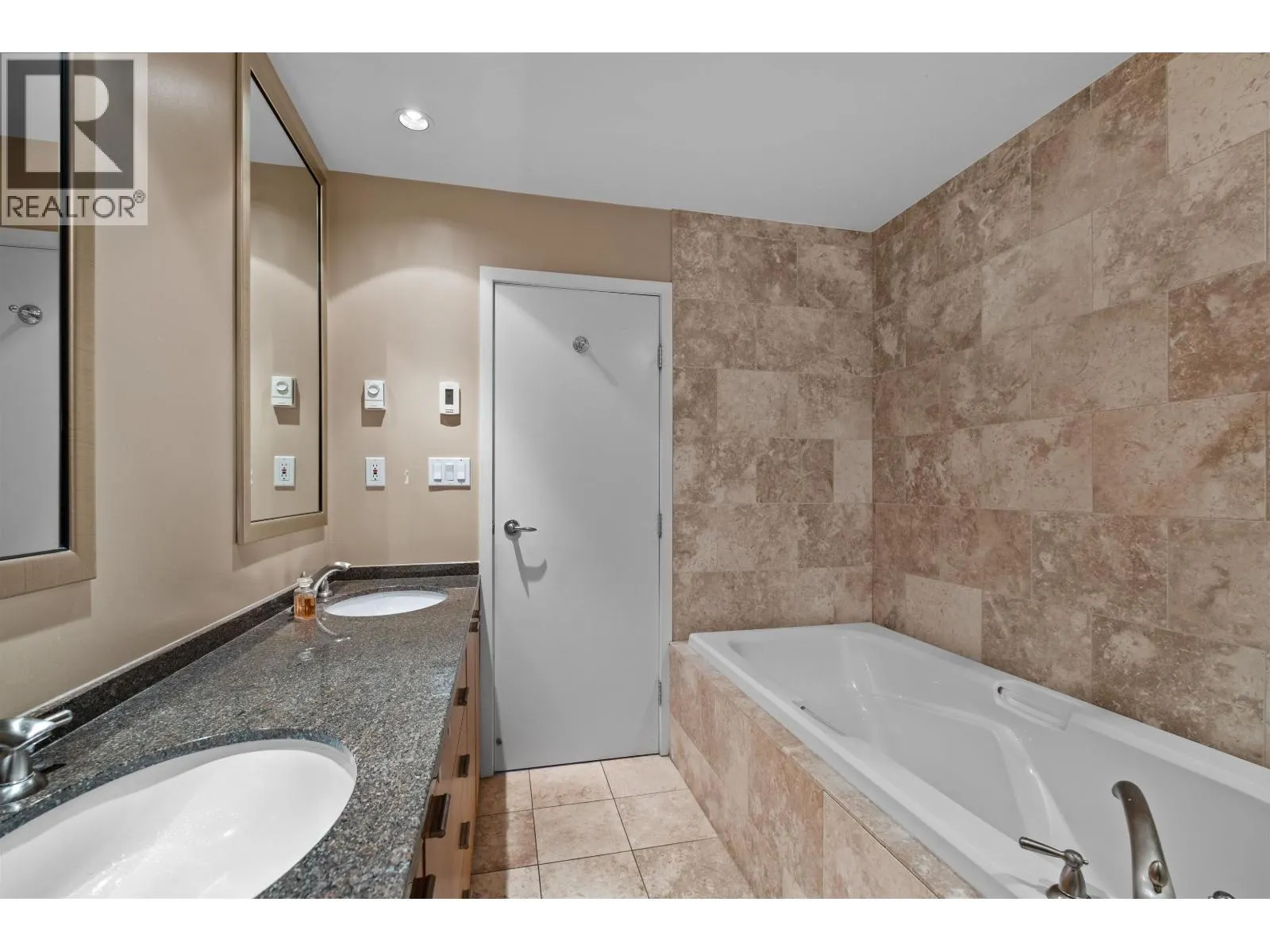 4201 1408 STRATHMORE MEWS