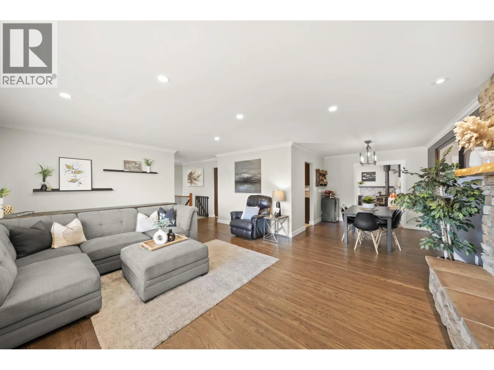 5521 MAPLE CRESCENT