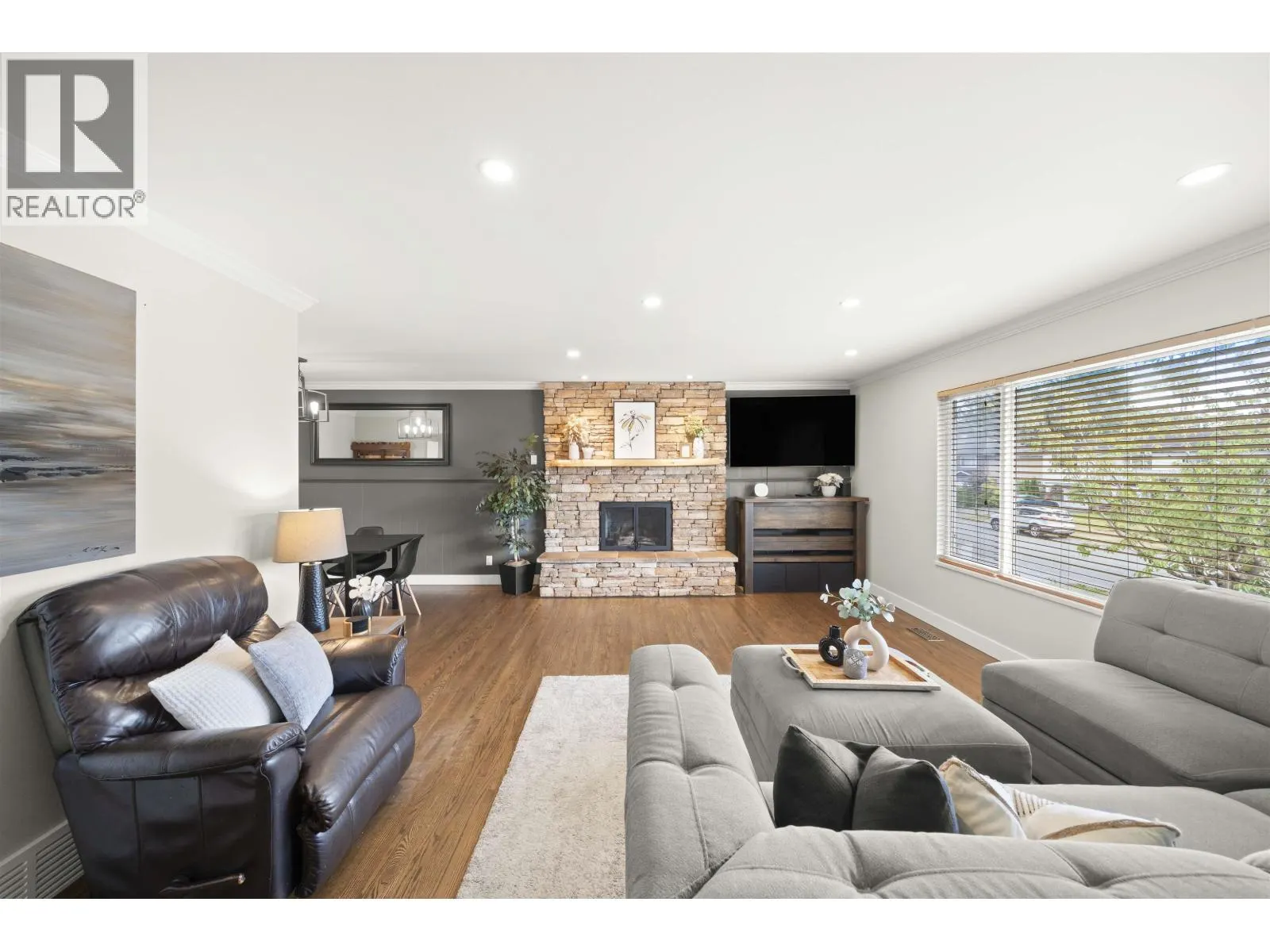 5521 MAPLE CRESCENT