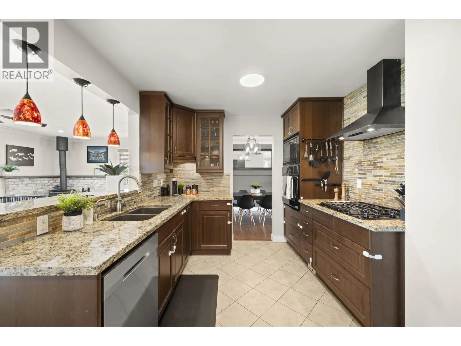 5521 MAPLE CRESCENT