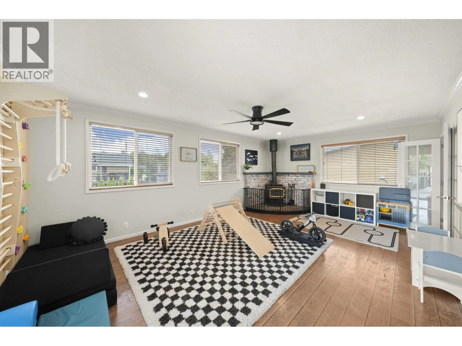 5521 MAPLE CRESCENT