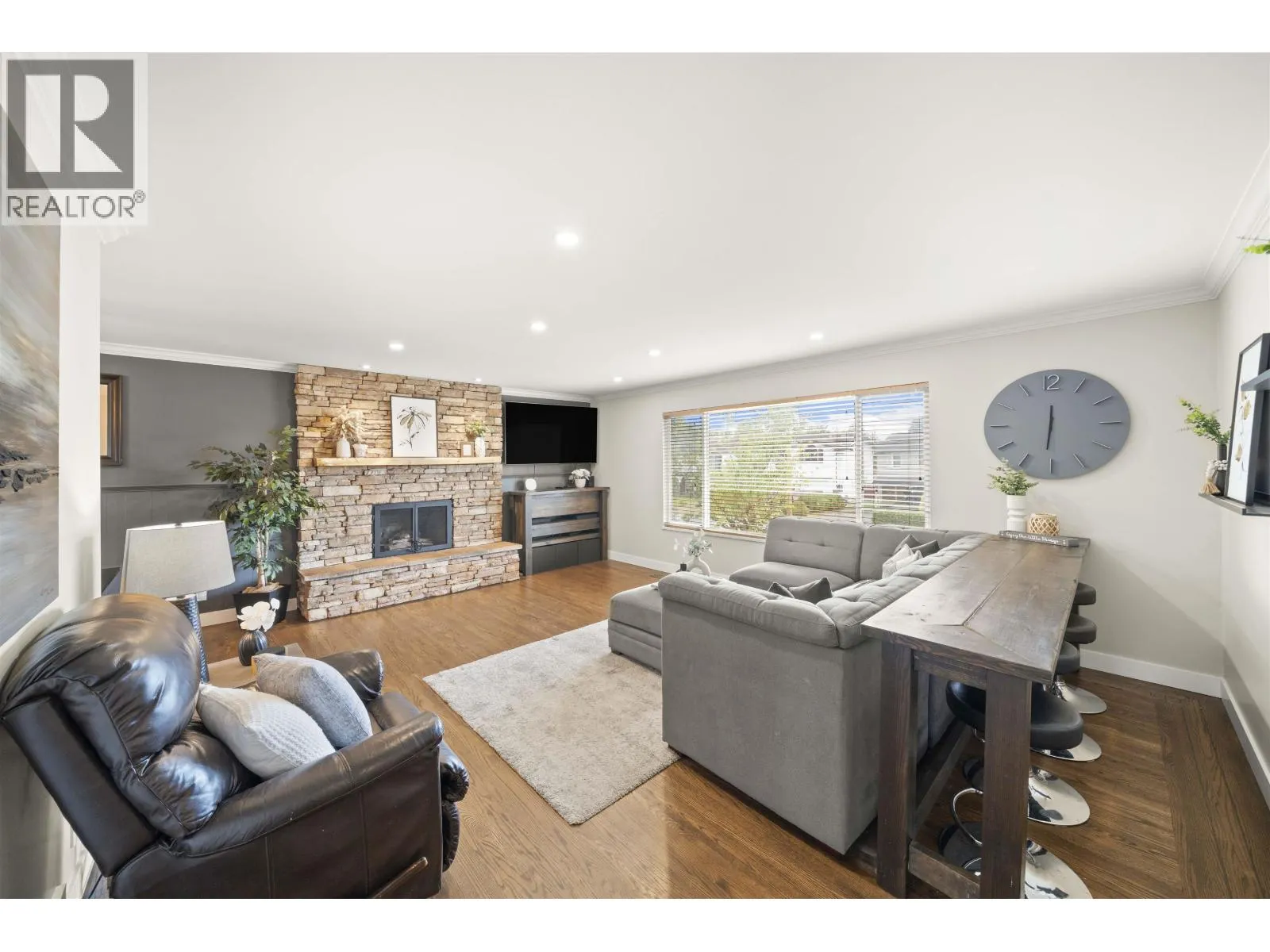 5521 MAPLE CRESCENT
