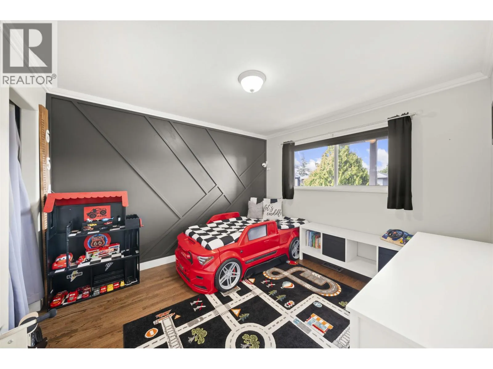 5521 MAPLE CRESCENT