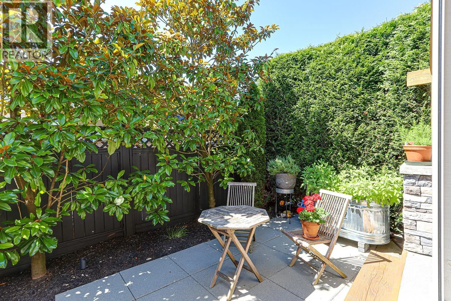 829 LAIRD COURT