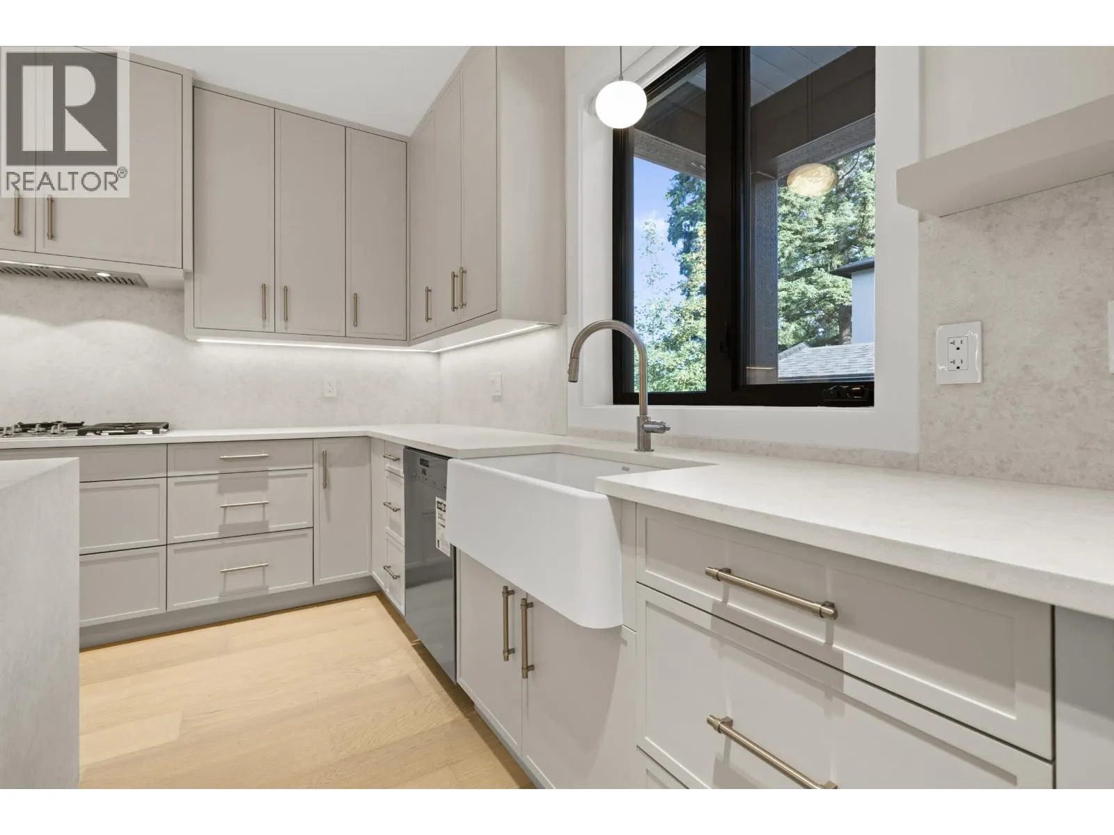 3218 W 39TH