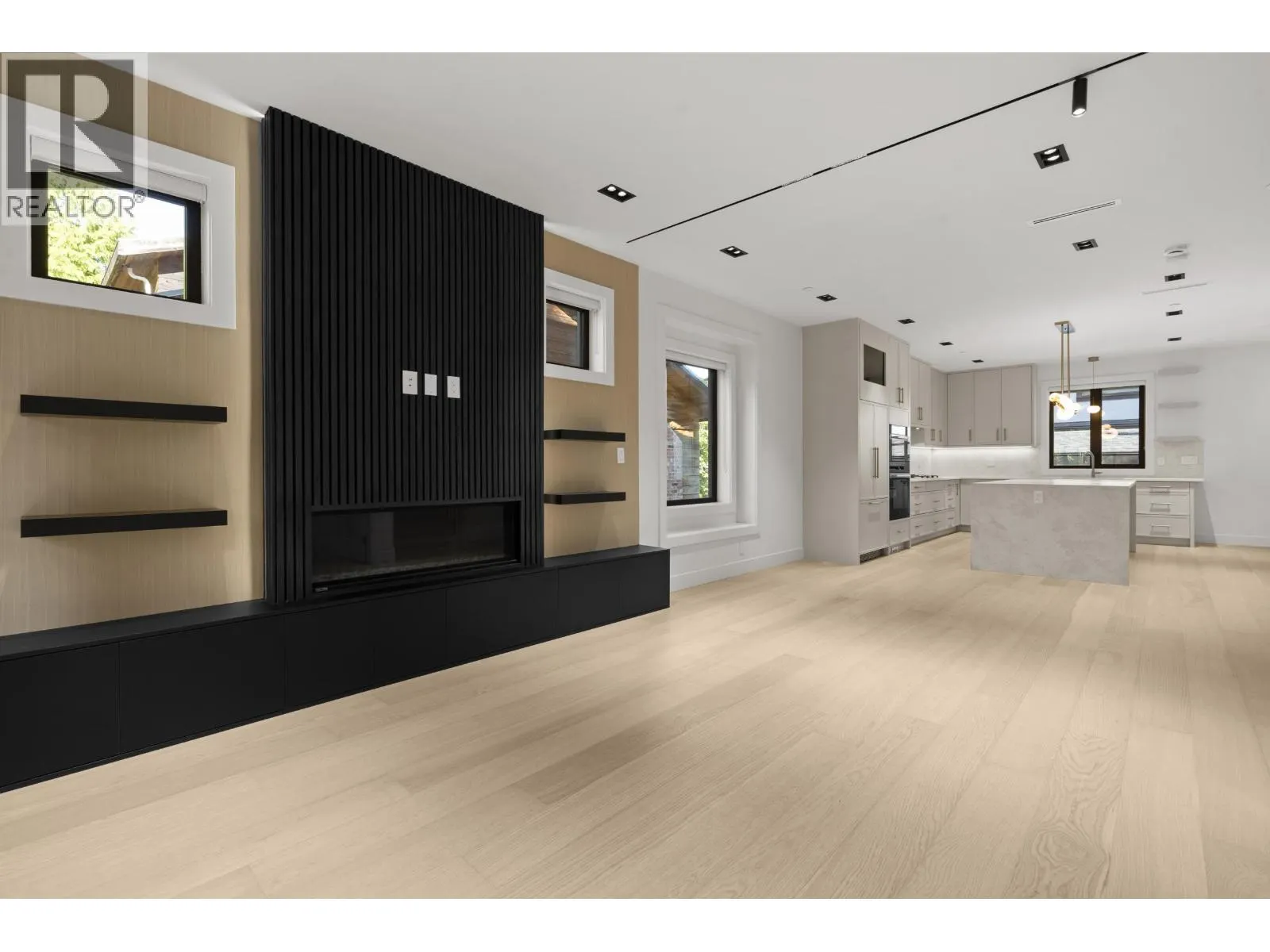 3218 W 39TH