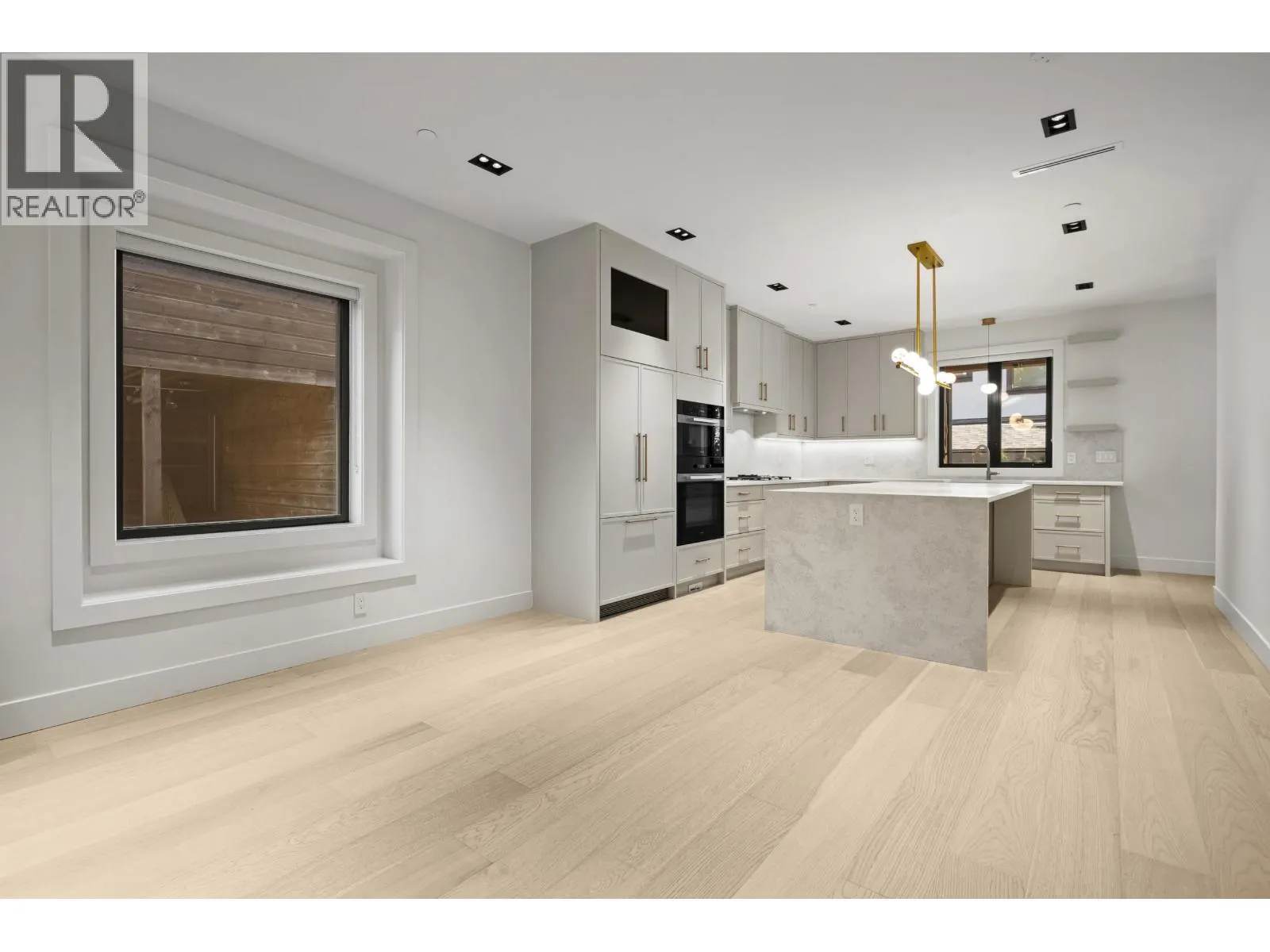 3218 W 39TH