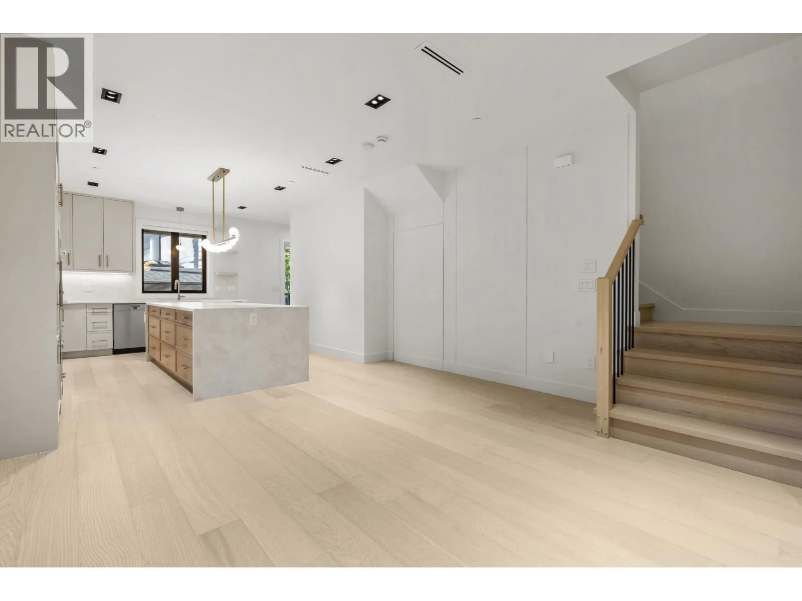 3218 W 39TH
