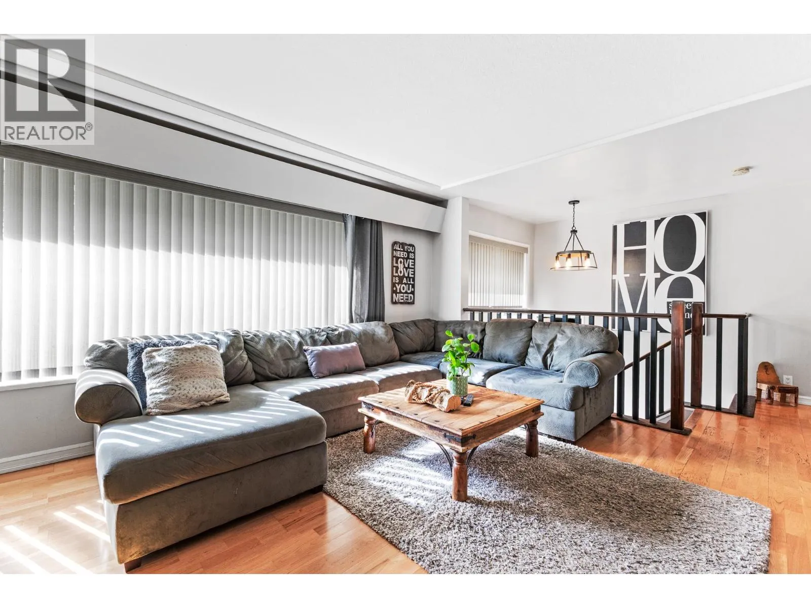 605 LAURENTIAN CRESCENT