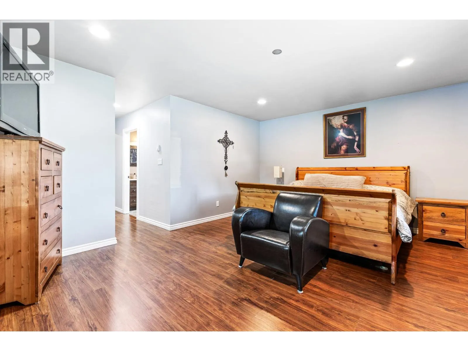 605 LAURENTIAN CRESCENT