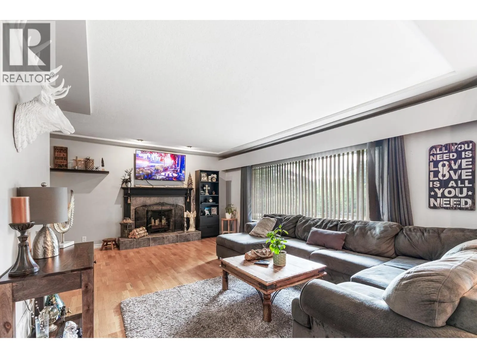 605 LAURENTIAN CRESCENT