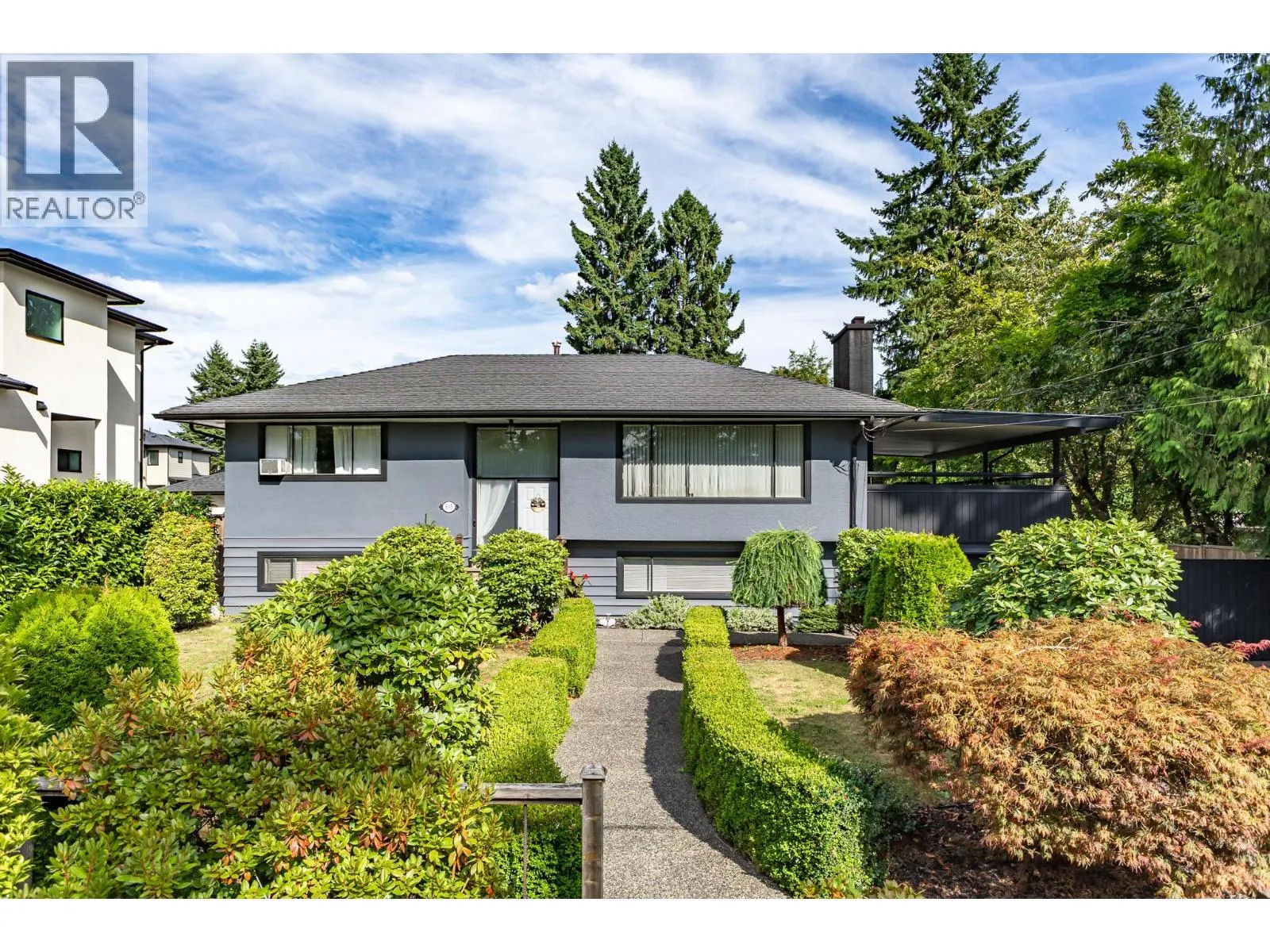 605 LAURENTIAN CRESCENT