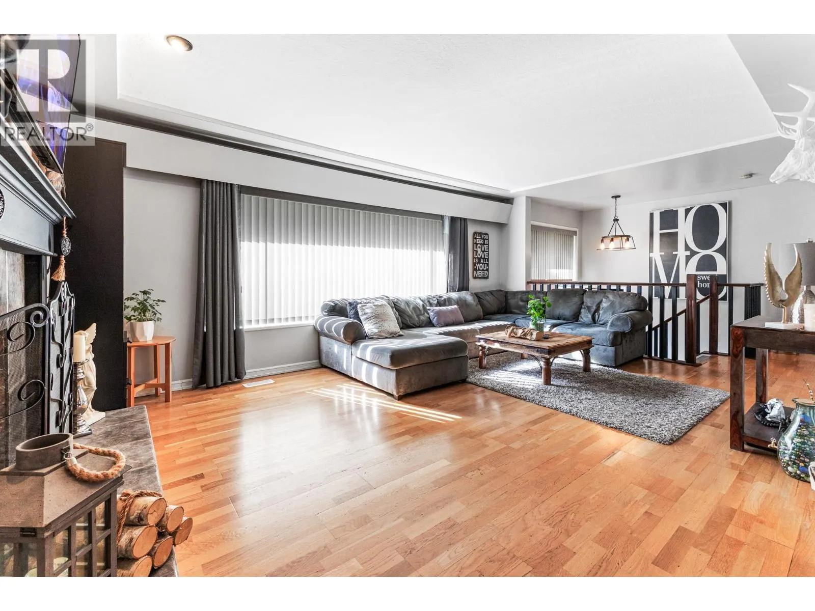 605 LAURENTIAN CRESCENT