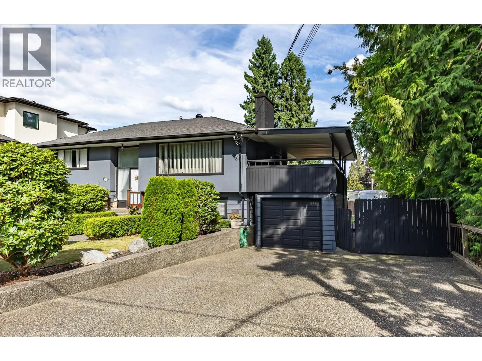 605 LAURENTIAN CRESCENT